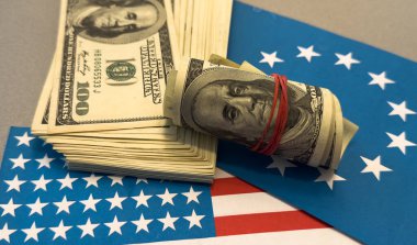 Amerikan parası. Avrupa Birliği bayrağı ve bayrağına 100 dolar. Dünya ekonomik krizi. Döviz bürosu. Beslendim. Yüksek kalite fotoğraf