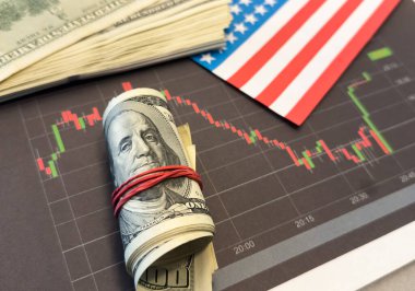 ABD 'de kriz, yükselen enflasyon, doların değer kaybı ve ekonomi. Amerikan bayrağıyla borsa ticaret grafiği zarar gördü. Amerikan ekonomisindeki durgunluğun etkisi. Yüksek kalite fotoğraf