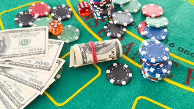 Kumarhane fişleri ve yeşil bir keçeye istiflenmiş zarlar. Yüksek kalite fotoğraf