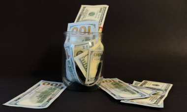 Birkaç yüz Amerikan doları banknot, yukarı doğru kıvrılmış, arka planda yüz Amerikan dolarının üzerinde yatıyor. - Evet. Yüksek kalite fotoğraf