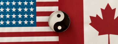 Bayrakların arka planında yin ve yang figürleri var. Yüksek kalite fotoğraf