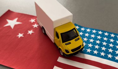 Çin bayrağı taşıyan büyük bir kamyon. İhracat-ithalat kavramı, ulaşım, malların ulusal teslimatı. Yüksek kalite fotoğraf