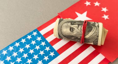 ABD ve Çin bayrağı, ekonomik gümrük vergisi finansmanı, ekonomik tarifelerin sembolü Amerika Birleşik Devletleri ve Çin arasındaki vergi bariyeri. Yüksek kalite fotoğraf