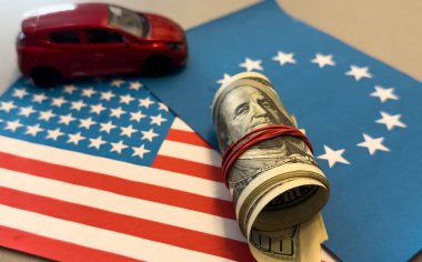 Dolar üzerinden araba, Amerikan bayrağı ve Avrupa Birliği bayrağı. Yüksek kalite fotoğraf