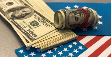 Amerikan parası. Avrupa Birliği bayrağı ve bayrağına 100 dolar. Dünya ekonomik krizi. Döviz bürosu. Beslendim. Yüksek kalite fotoğraf