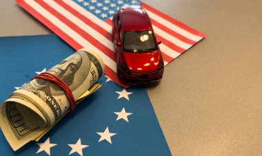 Dolar üzerinden araba, Amerikan bayrağı ve Avrupa Birliği bayrağı. Yüksek kalite fotoğraf