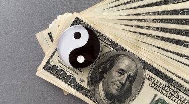 Yin-yang Çin sembolü banknotların üzerinde. Yüksek kalite fotoğraf