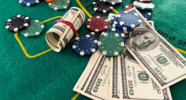 Kumarhane fişleri ve yeşil bir keçeye istiflenmiş zarlar. Yüksek kalite fotoğraf