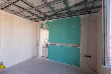 Çerçevenin altına monte edilmiş tavan. Yüksek kalite fotoğraf