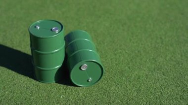 Yeşil arka planda petrol varilleri. Yüksek kalite fotoğraf