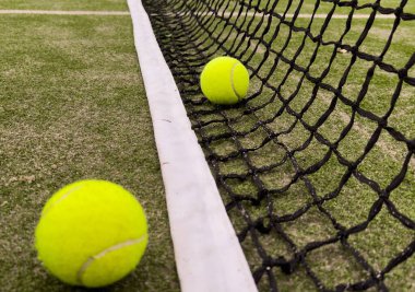 Tenis kortunda tenis topları. Yüksek kalite fotoğraf