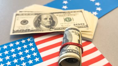 Amerikan parası. Avrupa Birliği bayrağı ve bayrağına 100 dolar. Dünya ekonomik krizi. Döviz bürosu. Beslendim. Yüksek kalite fotoğraf