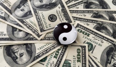  Yin-yang Çin sembolü banknotların üzerinde. Yüksek kalite fotoğraf