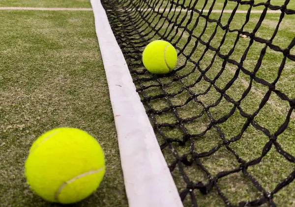 Tenis kortunda tenis topları. Yüksek kalite fotoğraf