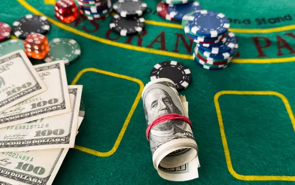 Poker fişleri ve dolar banknotları yeşil kumaşa. Yüksek kalite fotoğraf