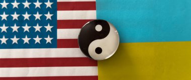 Bayrakların arka planında yin ve yang figürleri var. Yüksek kalite fotoğraf