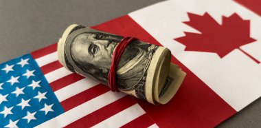 Amerikan dolarları olan Kanada bayrağı. Yüksek kalite fotoğraf