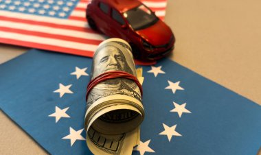 ABD ve AB bayraklarına 100 dolar. ABD ve Avrupa Birliği ticaret, gümrük, oyuncak araba modeli. Yüksek kalite fotoğraf