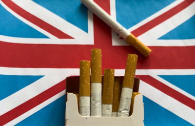 Siyah arka planda sigara izole edilmiş İngiliz bayrağı. Yüksek kalite fotoğraf