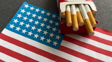  Amerikan bayrağının arka planında bir sigara. Amerika 'da nikotin bağımlılığı sorunu kavramı. Yüksek kalite fotoğraf