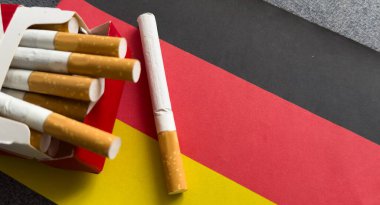 Siyah arka planda sigara izole edilmiş Alman bayrağı. Yüksek kalite fotoğraf