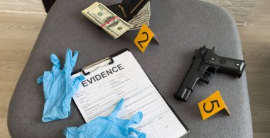 Polis uzmanı etiket kanıt numarası, çeşitli laboratuvar testleri adli ekipmanlar, kavramsal görüntüler hakkında yazıyor. Yüksek kalite fotoğraf