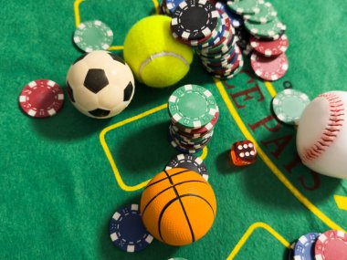  Poker fişleri, zarlar, futbol, beyzbol, basketbol, tenis topu. Kumarhane, poker, kumar, bahis, para kazanmak konsepti. Yüksek kalite fotoğraf