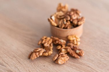 Koyu renkli masa üstünde ceviz çekirdekleri, ahşap kasede ceviz. Yüksek kalite fotoğraf