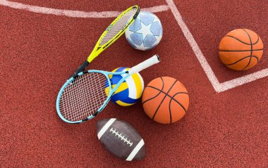 Amerikan futbolu, futbol topu, tenis raketi, tenis topu ve basketbol da dahil olmak üzere çeşitli spor malzemeleri. Yüksek kalite fotoğraf