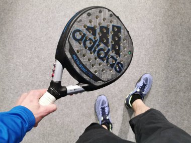 Ukrayna Kyiv, 11 Nisan 2024: Padel raketi adidas ve padel topu yeşil sahada. Yüksek kalite fotoğraf
