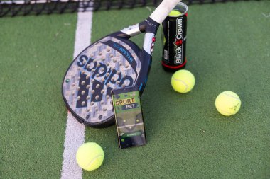 Ukrayna Kyiv - 30 Mart 2024. Padel raket, adidas, yüksek kaliteli fotoğraf.