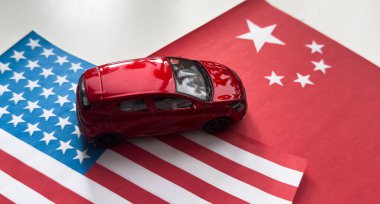 Amerika ve Çin 'in oyuncak arabaları ve bayrakları. Yüksek kalite fotoğraf