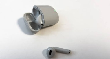 Beyaz arka planda izole edilmiş şarj kablosuz kulaklıklar. - Evet. Yüksek kalite fotoğraf