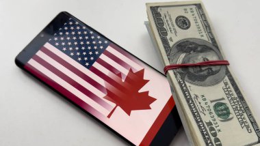 Amerika ve Kanada 'nın bayraklarıyla telefon, para. Yüksek kalite fotoğraf