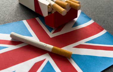Siyah arka planda sigara izole edilmiş İngiliz bayrağı. Yüksek kalite fotoğraf