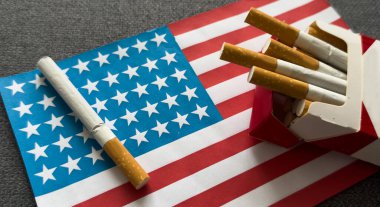  Amerikan bayrağının arka planında bir sigara. Amerika 'da nikotin bağımlılığı sorunu kavramı. Yüksek kalite fotoğraf