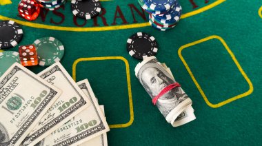 Kumarhane fişleri ve yeşil bir keçeye istiflenmiş zarlar. Yüksek kalite fotoğraf