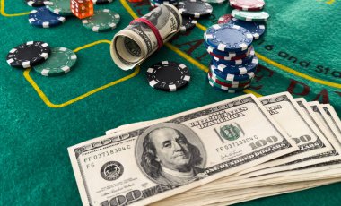 Kumarhane fişleri ve yeşil bir keçeye istiflenmiş zarlar. Yüksek kalite fotoğraf