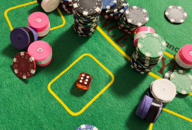 Kumarhane geçmişi. Rulet masası çipleri. Kumarhane teması. Kumarhane ruletinin yüksek kontrastlı görüntüsü, poker oyunu, zar oyunu, kumar masasındaki poker fişleri. Yüksek kalite fotoğraf