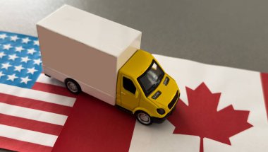 Amerika 'nın uluslararası ticaretini gösteren bir kamyonun üzerinde ABD işaretli bir konteynır. Yüksek kalite fotoğraf