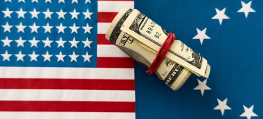 Amerikan bayraklı USD. Kopya alanı, döviz ve para birimleri ile sınır olarak düzenlenmiş. Yüksek kalite fotoğraf