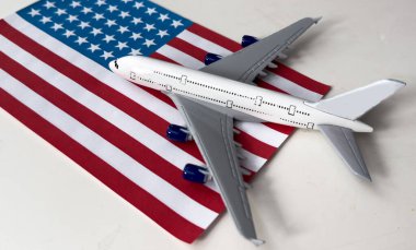 Gri arka planda Amerikan bayrağı olan oyuncak uçak. Üst Manzara. Yüksek kalite fotoğraf