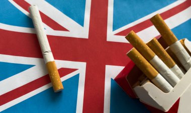 Siyah arka planda sigara izole edilmiş İngiliz bayrağı. Yüksek kalite fotoğraf