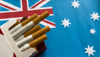 Sigara ve Avustralya bayrağı. Üst Manzara. Adalet ve Tütün Hukuku. Tütün kontrolü. Hükümet görevi. Yasadışı ithalat. Yüksek kalite fotoğraf