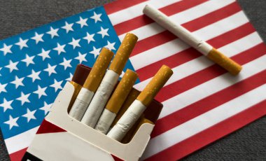  Amerikan bayrağının arka planında bir sigara. Amerika 'da nikotin bağımlılığı sorunu kavramı. Yüksek kalite fotoğraf
