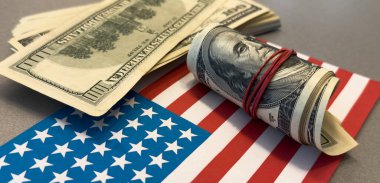 Dolar parası ve Amerikan bayrağı. Nakit para sayan iflas etmiş bir adam. İş krizi finans dolar konsepti. Kağıt paraları sayan eski bir elin yakın çekimi. döviz ekonomisi dolar ödeme vergisi. Yüksek kalite fotoğraf
