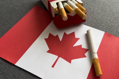 Siyah arka planda sigara bulunan Kanada bayrağı. Yüksek kalite fotoğraf