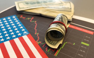 Finansal tablonun arka planında Amerikan doları var. Konsept Ekonomi, iş yatırımları, ekonomik kriz, kardaki düşüş, durgunluk. Karışık medya. Yüksek kalite fotoğraf