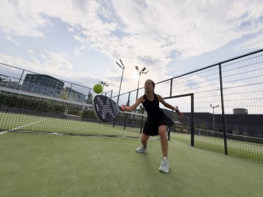 Kyiv, Ukrayna, 10 Ağustos 2024 Padel Rachet Nox ve genç bir kız. Yüksek kalite fotoğraf