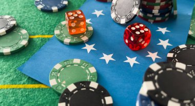 Zar, satranç taşları, iskambil kağıtları, tahta dama ve masa oyunları için domino taşları. Avrupa Birliği bayrağı. Yüksek kalite fotoğraf